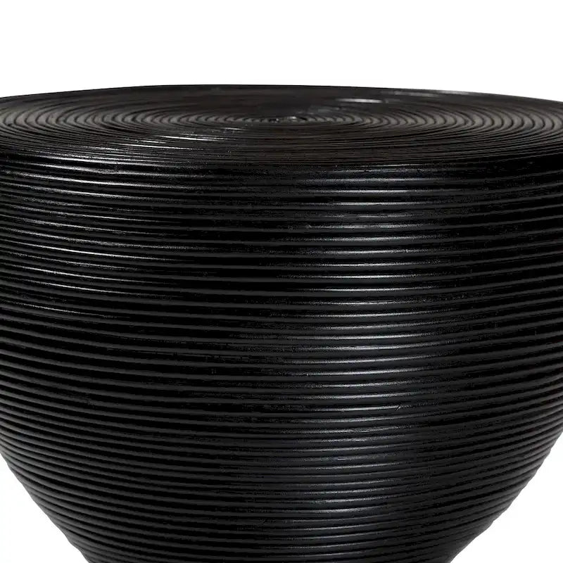 Table d'appoint en rotin naturel laminé — Forme sculpturale de sablier, un choix de style bohème pour le salon