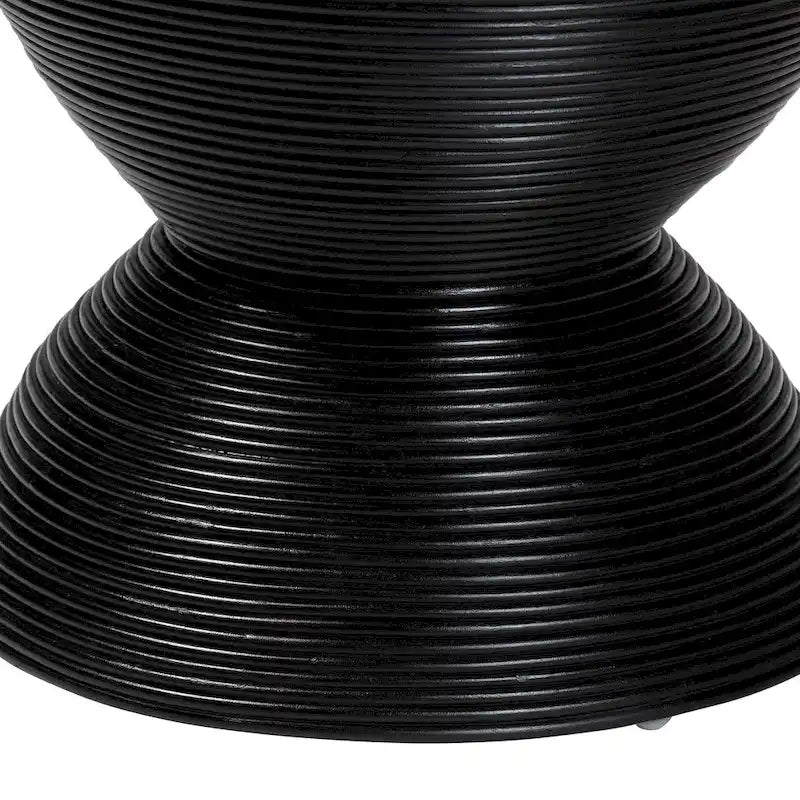 Table d'appoint en rotin naturel laminé — Forme sculpturale de sablier, un choix de style bohème pour le salon