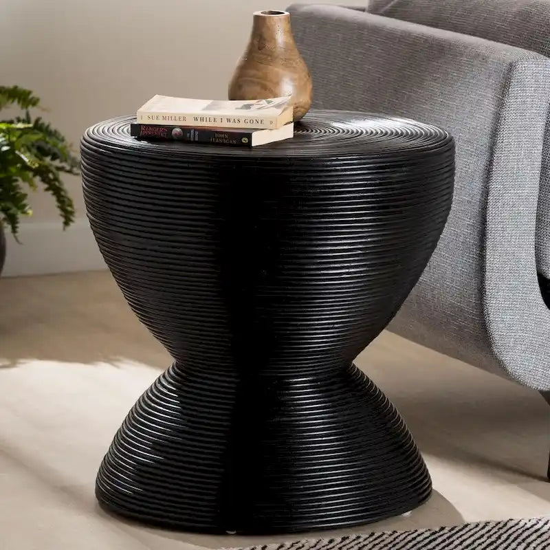 Table d'appoint en rotin naturel laminé — Forme sculpturale de sablier, un choix de style bohème pour le salon