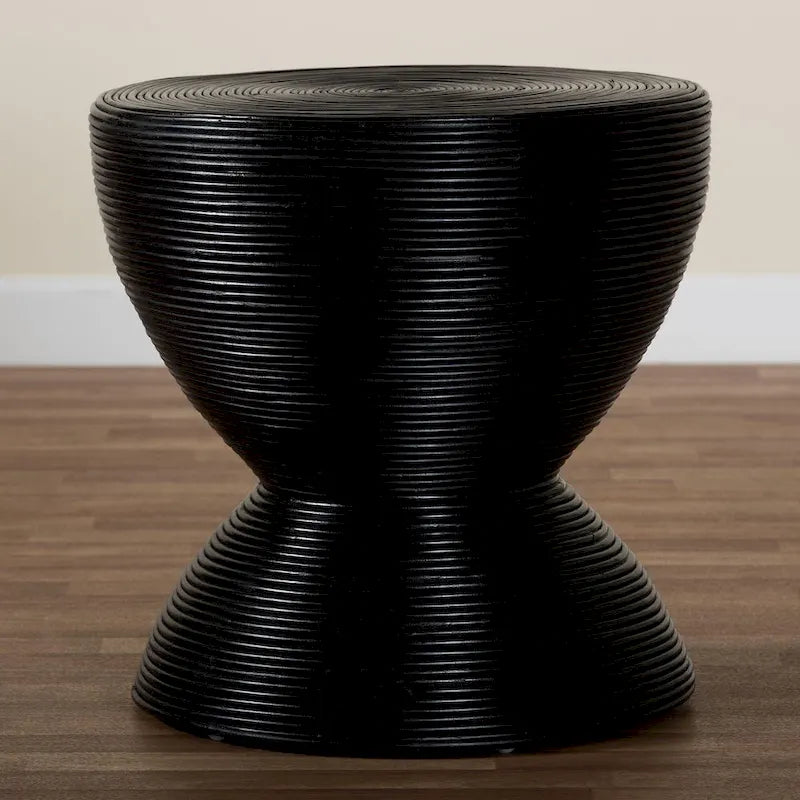 Table d'appoint en rotin naturel laminé — Forme sculpturale de sablier, un choix de style bohème pour le salon
