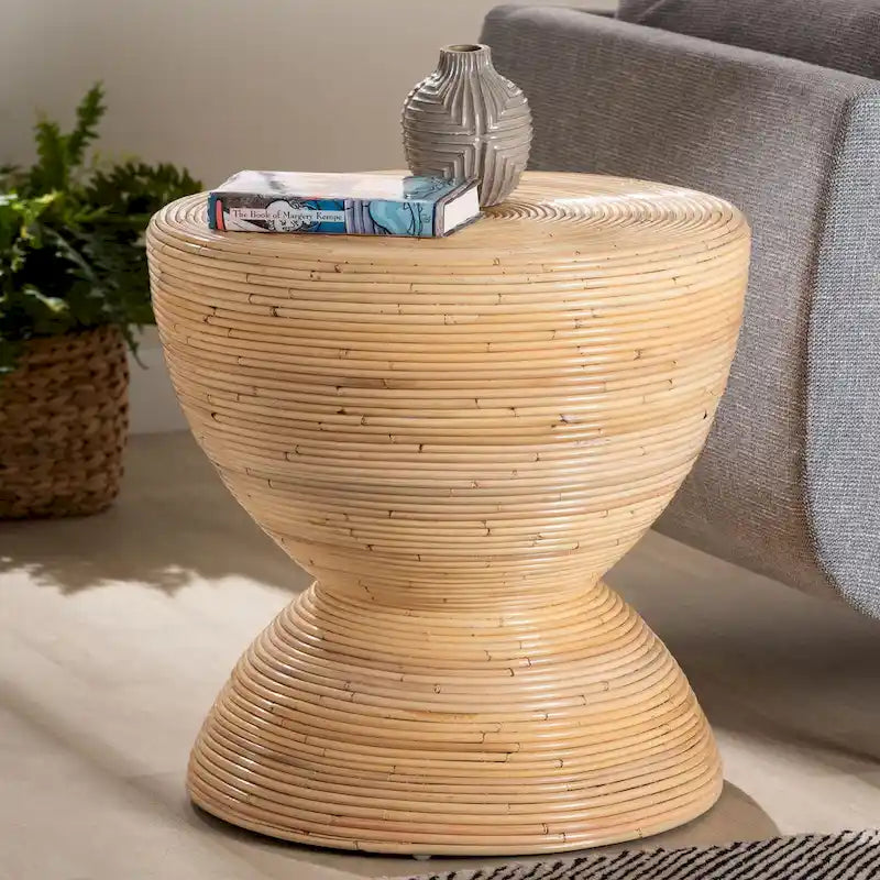 Table d'appoint en rotin naturel laminé — Forme sculpturale de sablier, un choix de style bohème pour le salon