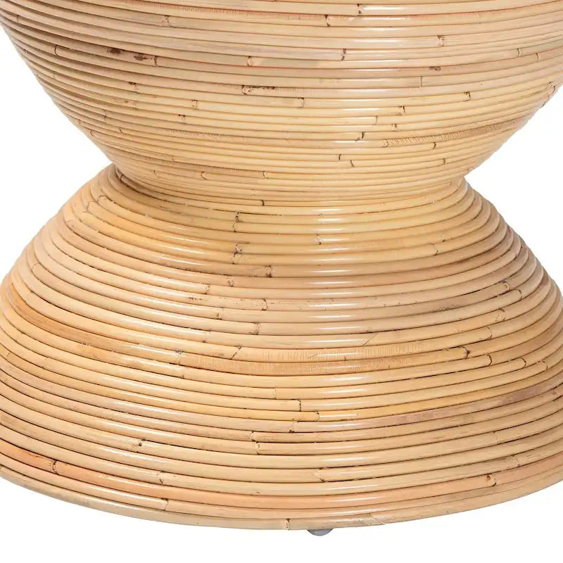 Table d'appoint en rotin naturel laminé — Forme sculpturale de sablier, un choix de style bohème pour le salon