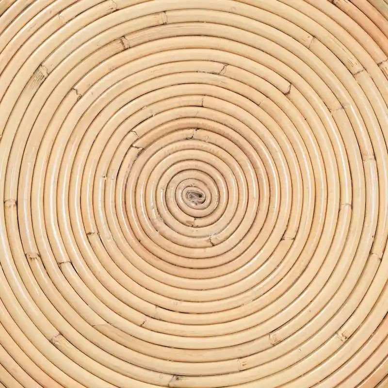 Table d'appoint en rotin naturel laminé — Forme sculpturale de sablier, un choix de style bohème pour le salon