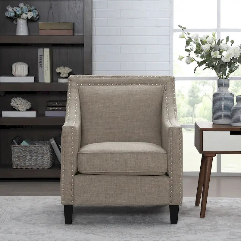 Fauteuil décontracté avec garniture cloutée chromée