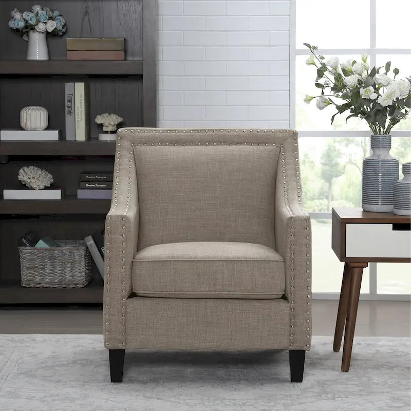 Fauteuil décontracté avec garniture cloutée chromée