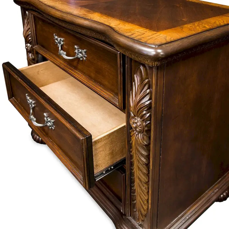 Table de chevet traditionnelle en merisier massif à 3 tiroirs