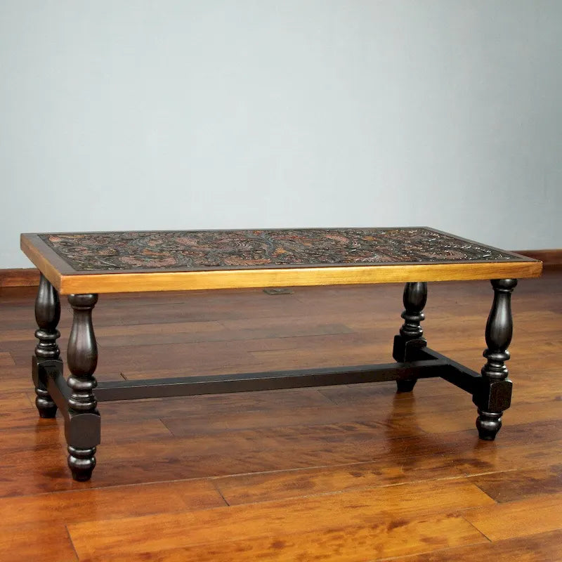 Table basse en bois de Mohna et cuir sculpté à la main — 46 cm H x 119 cm L x 50 cm P